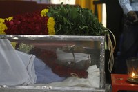 Celebrities pay tributes to Bapu Photos